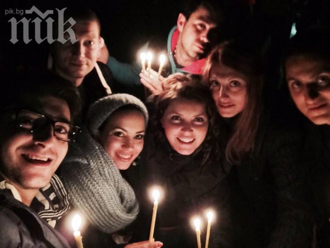 Сашо Кадиев си направи великденско селфи с приятели и свещи