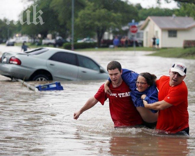 Трима души загинаха, двама са в неизвестност при наводнения в Румъния