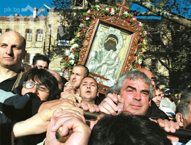 Зловещо предзнаменование беляза пътя на Чудотворната икона, прекърши се кръстът й