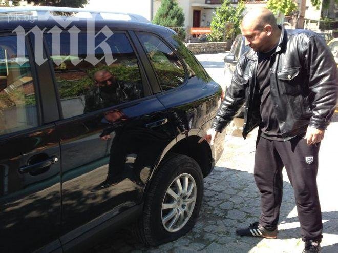 Нарязаха гумите на поршето на таксиметров бос (снимки)