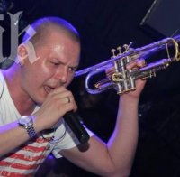Многофункционален! Гъмзата пее, пие и сервира (снимки)