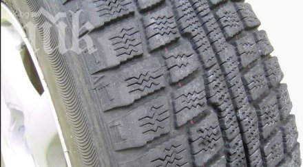 гръмнала гума вкара жена болница