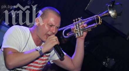 многофункционален гъмзата пее пие сервира снимки