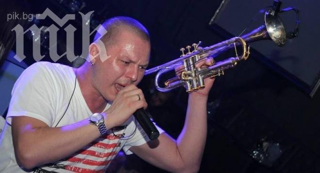 Многофункционален! Гъмзата пее, пие и сервира (снимки)