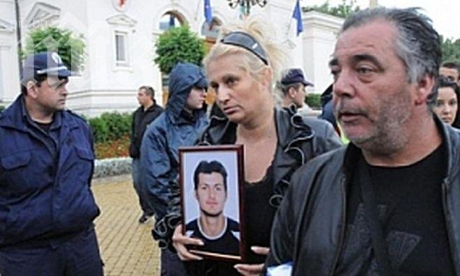 Майката на Боби Райнов: Ще дишам във врата на циганите, които убиха сина ми!