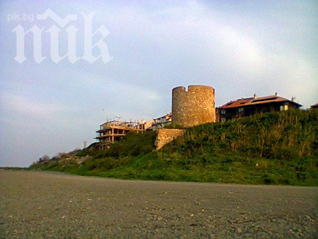 Четириетажна „крепост“ изникна върху Стария град в Несебър (снимки)