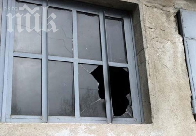 Хвърляха бутилки със запалителна течност по медия в Донецка област