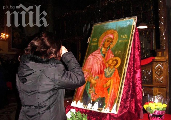 Икони на Света Богородица пристигнаха във Варна