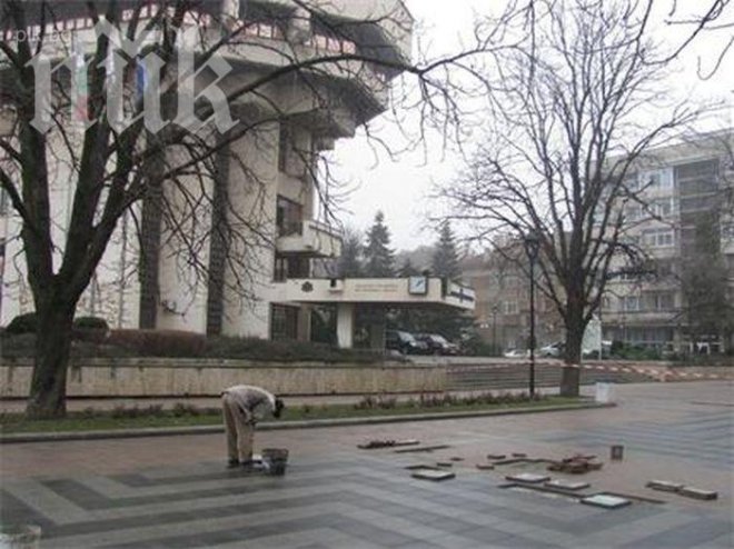 Ремонтирани с европари площади се рушат 