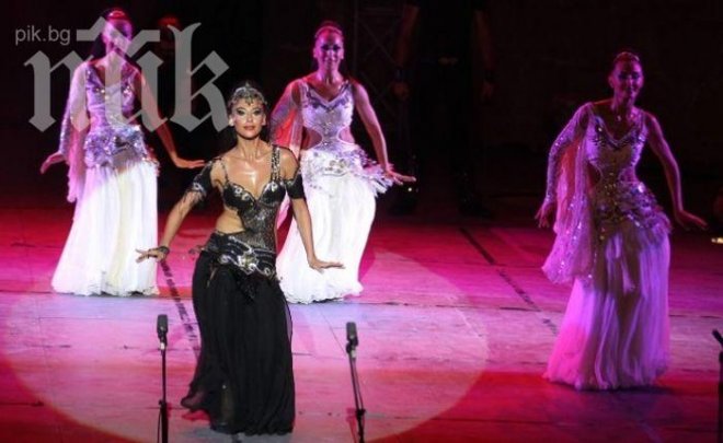 Танцьорите от Огънят на Анадола медитират преди всеки спектакъл