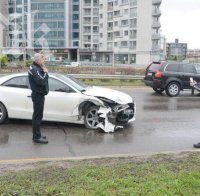 Пиян тийнейджър без книжка отнесе цяла спирка и шест коли в София (снимки)