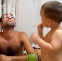 Баща пуши цигара с 3-годишното си дете - това видео скандализира света!