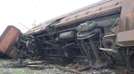 души загинаха дерайлиране влак