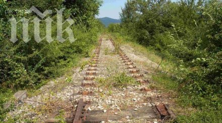 истински късмет влак прегазва мъж отървава натъртване коленете видео