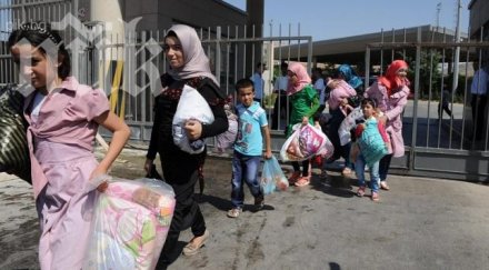 изведоха сирийските бежанци село розово