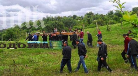 погребаха джейлян джейда село старово 150 души изпратиха убитите майка дъщеря снимки