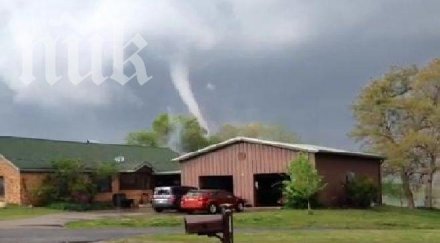 зверско торнадо сащ помете два града уби хора видео