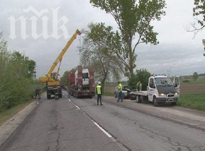 Верижна катастрофа край Пловдив, двама пострадаха тежко