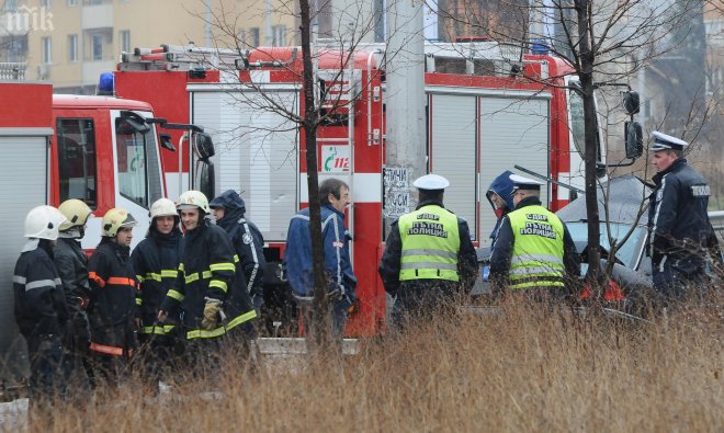 Пожар бушува в бургаски блок, хората в паника, майка и дете застрашени! Обгоря човек!