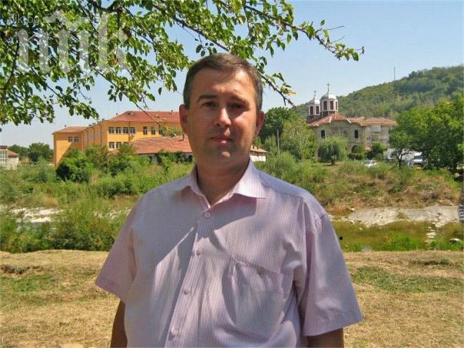 Куриоз! Кмет дари кон на полицаи вместо патрулка