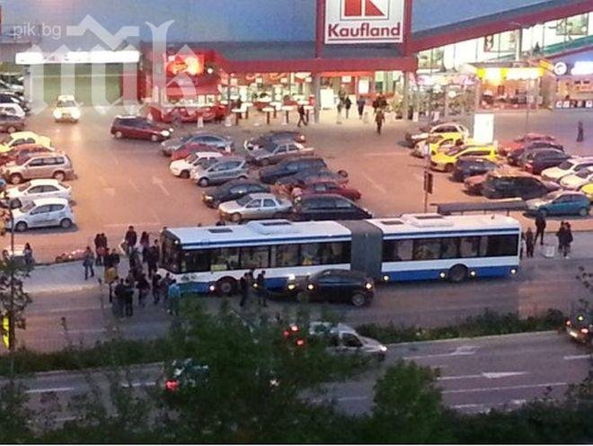 Кола се заби в автобус от градския транспорт пред Кауфланд във Варна (снимки)