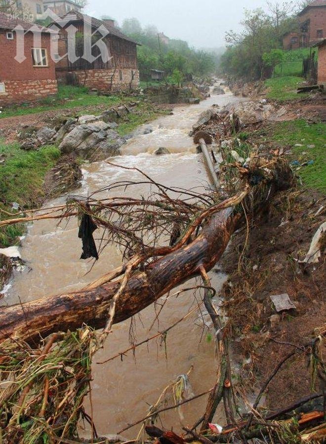 Потопът в Плешивец вкара пенсионерка в болница