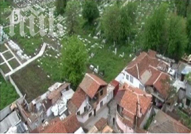 Кошмар! Ромски къщи изникнали върху гробище в Пловдив