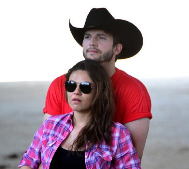 Влюбените Аштън Къчър и Мила Кунис се веселиха на голям рок фестивал