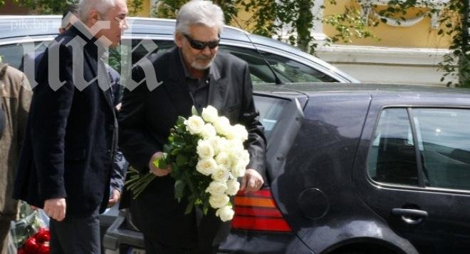 Покъртително! Ламбо на погребението на жена си: Мери, чакай ме, идвам скоро!
