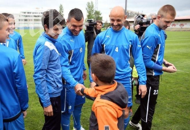 Под егидата на Газпром: Левски тренира с деца от школата