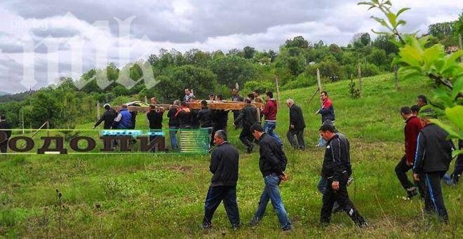 Погребаха Джейлян и Джейда в село Старово, 150 души изпратиха убитите майка и дъщеря (снимки)