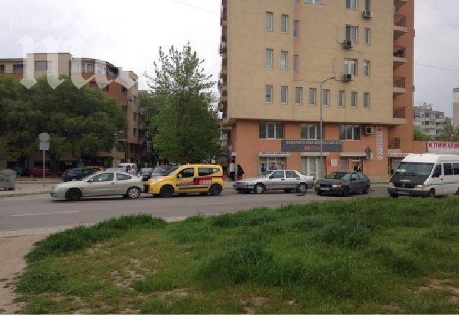 Зрелищна катастрофа във Варна! Четири коли се нанизаха една в друга (снимка)