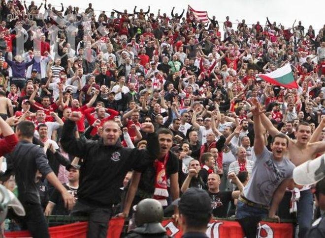 Фенове на ЦСКА прогониха ромски катун