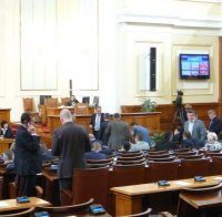 Парламентът удължи работното си време, едва скалъпи кворума
