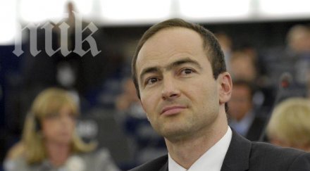 андрей ковачев герб европа върви напред българия назад