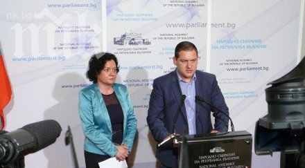 герб самозваният експерт орешарски отказа среща кметове хората замерват камъни