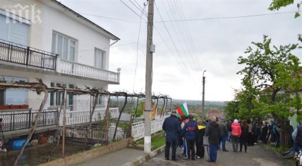 кметицата розово настояла полицията прогони сирийските бежанци