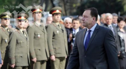 съкращават 1300 военни края годината