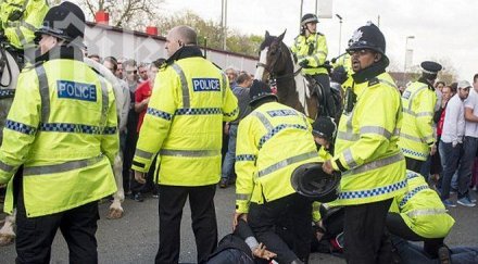 шамари арестувани анфийлд дербито ливърпул челси