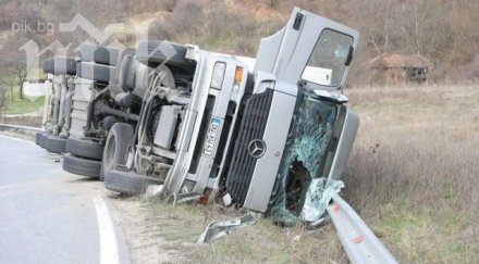 аварирал тир блокира движението