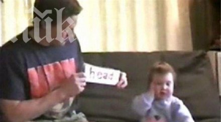 невероятно месечно бебе чете видео