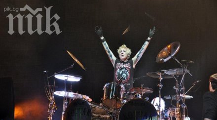 барабанистът скорпиънс отива месец затвора дубай заради обиди исляма