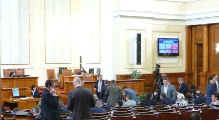 парламентът удължи работното време скалъпи кворума