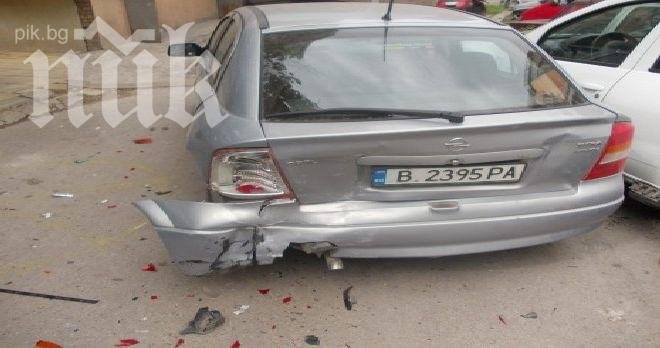 Меле с три коли в малките улички край Света Петка във Варна (снимки)