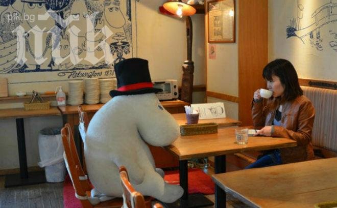 Плюшени играчки утешават самотници в японско кафене
