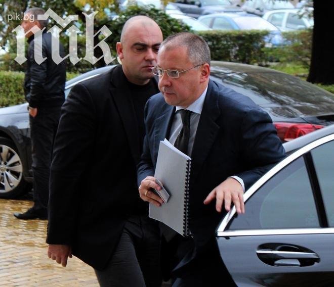 Само в ПИК: Охрана пази Сергей Станишев в дома на майка му Дина