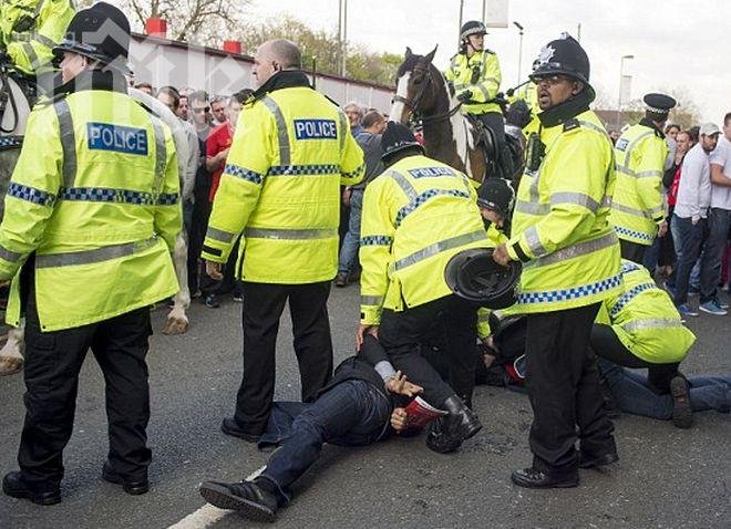 Шамари и арестувани на Анфийлд след дербито Ливърпул - Челси