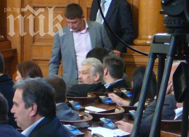 Опечаленият Стефан Данаилов спаси кворума! Ламбо в парламента два дни, след като погреба съпругата си!