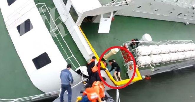 Капитанът на потъналия корейски Титаник бяга по бельо от кораба (видео)