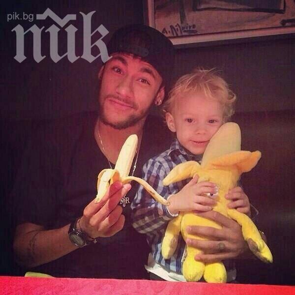 Световният футбол подкрепи Дани Алвеш: Ние всички сме маймуни (снимки)